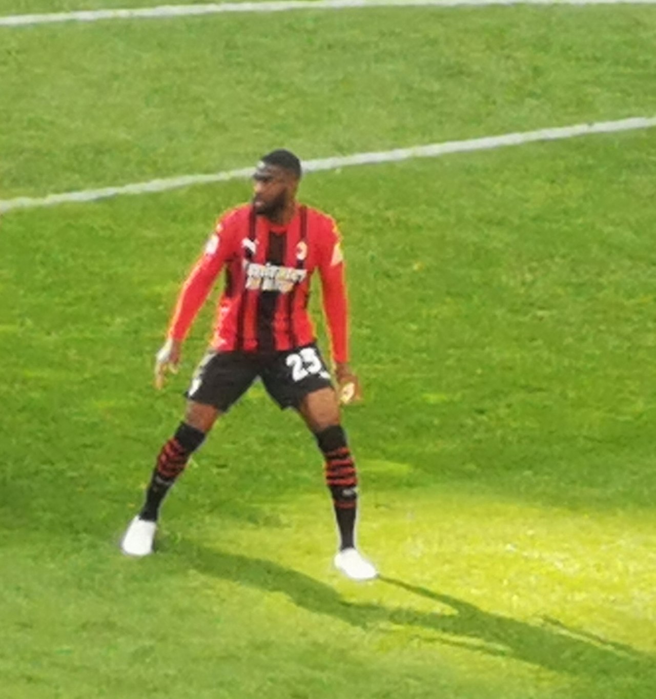 Fikayo Tomori cùng AC Milan năm 2022 Fikayo Tomori thi đấu trong màu áo AC Milan